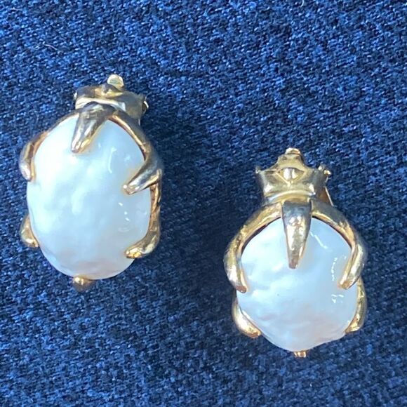 Vintage Milk Glass White Boulders Held by Golden Claws Clip On Earrings - Picture 6 of 15